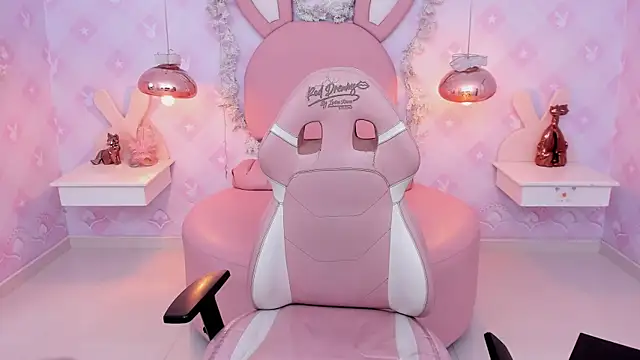 SofhiCute online show from November 17, 1:50 pm