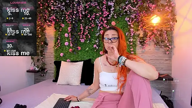 EmilyyRed online show from November 17, 7:19 pm