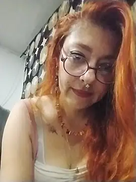 EmilyyRed online show from December 18, 2:39 am