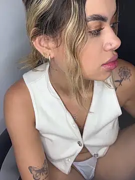 Snapshot of Alanna-foxx chatting on November 5, 3:17 am Alanna-foxx online show from November 5, 3:17 am