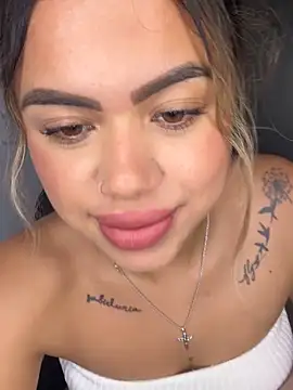 Snapshot of Alanna-foxx chatting on November 7, 11:27 pm Alanna-foxx online show from November 7, 11:27 pm