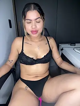 Snapshot of Alanna-foxx chatting on November 14, 4:00 am Alanna-foxx online show from November 14, 4:00 am