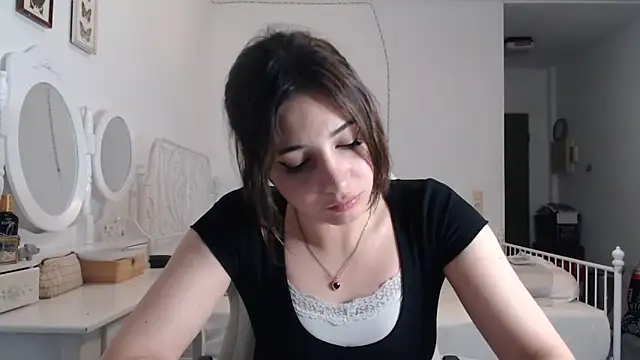 Snapshot of bellefleurrr chatting on June 18, 12:33 am bellefleurrr online show from June 18, 12:33 am