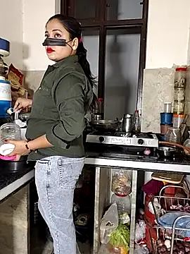 Snapshot of Heena-143 chatting on April 5, 3:53 pm Heena-143 online show from April 5, 3:53 pm