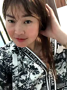 Snapshot of bombom1x chatting on November 4, 5:56 pm bombom1x online show from November 4, 5:56 pm