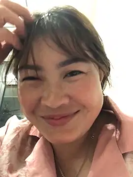 Snapshot of bombom1x chatting on November 6, 2:18 pm bombom1x online show from November 6, 2:18 pm