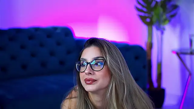 Snapshot of MaddieBryggs chatting on November 15, 10:01 am MaddieBryggs online show from November 15, 10:01 am