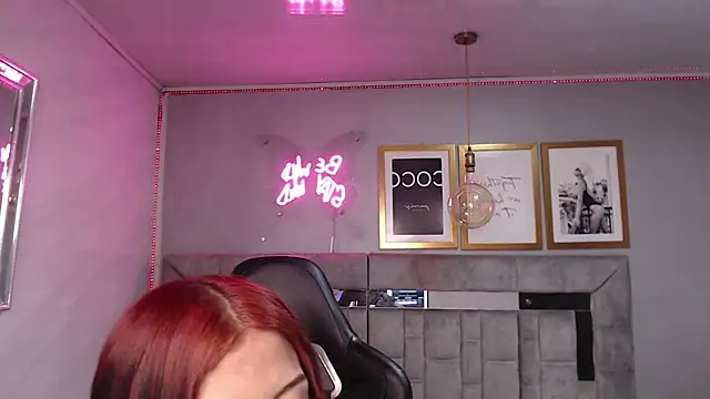 Snapshot of Cute_Martina_v chatting on December 15, 8:02 pm Cute Martina v online show from December 15, 8:02 pm