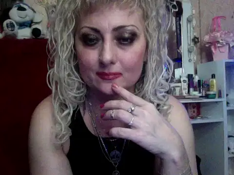 xHot Amazonq online show from November 3, 9:59 pm