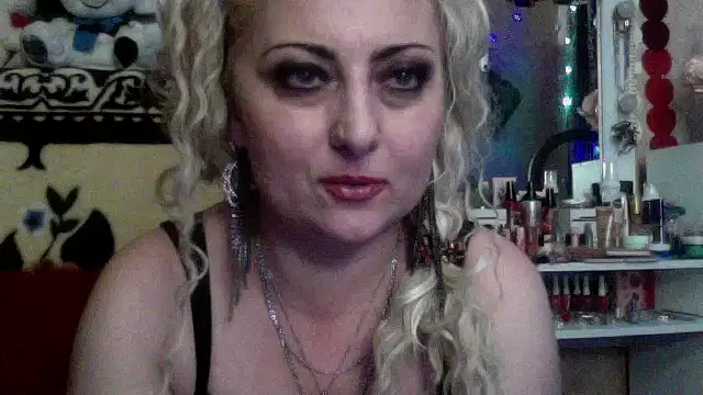 xHot Amazonq online show from December 2, 5:52 pm