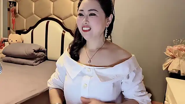 yaoyao22678 online show from May 7, 2:06 am