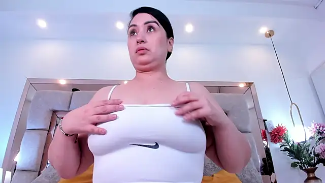 Snapshot of naomy_sexy_ chatting on June 16, 2:14 am naomy sexy online show from June 16, 2:14 am