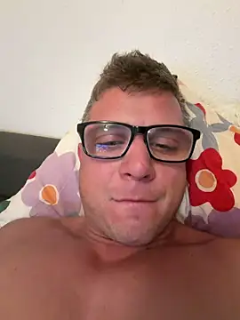 Snapshot of PolishBoy1995 chatting on May 29, 8:18 pm PolishBoy1995 online show from May 29, 8:18 pm