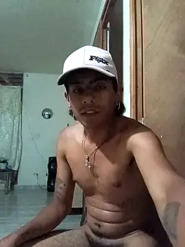 Snapshot of SkinniYamo chatting on June 23, 4:10 am SkinniYamo online show from June 23, 4:10 am
