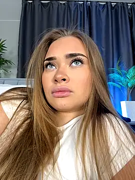 Snapshot of MilaRaven chatting on December 15, 7:01 am MilaRaven online show from December 15, 7:01 am