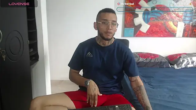 Snapshot of LucaVanden chatting on October 28, 7:27 pm LucaVanden online show from October 28, 7:27 pm