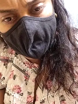 Snapshot of girl999 chatting on February 6, 6:33 pm girl999 online show from February 6, 6:33 pm