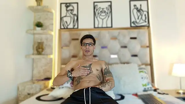 Andrew Haalls online show from November 30, 9:30 pm