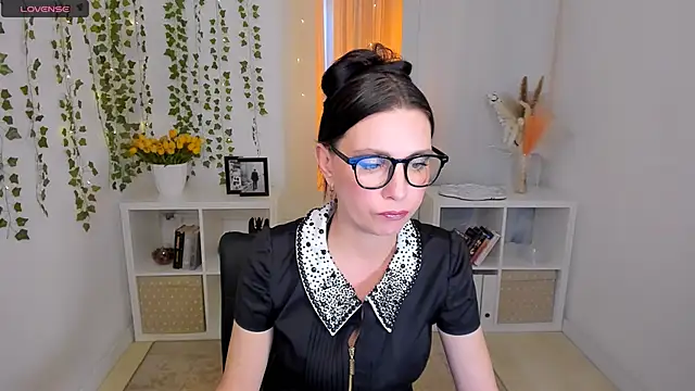 Evanessa Johns online show from April 27, 11:08 am