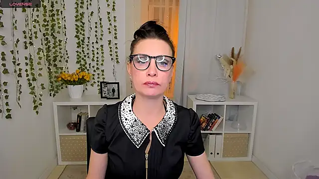 Evanessa Johns online show from April 28, 10:31 am