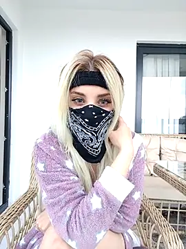 Snapshot of Sweet_xxBuse chatting on January 18, 10:19 am Sweet xxBuse online show from January 18, 10:19 am