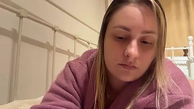 Snapshot of EngelHelene chatting on May 8, 7:08 pm EngelHelene online show from May 8, 7:08 pm