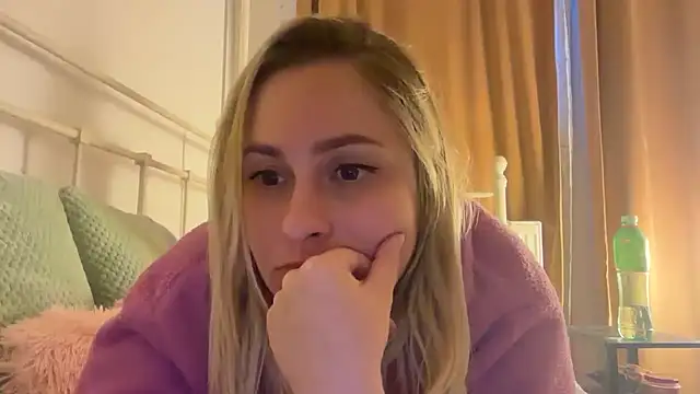 Snapshot of EngelHelene chatting on May 9, 6:13 pm EngelHelene online show from May 9, 6:13 pm
