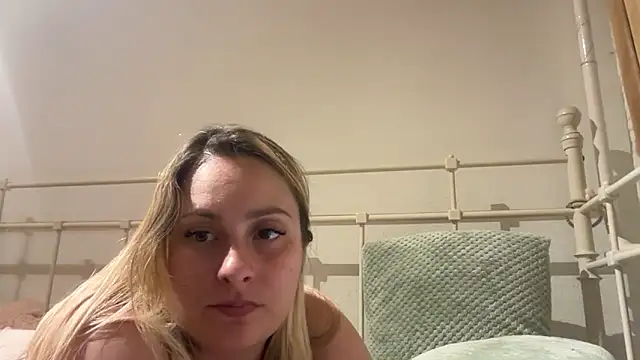 Snapshot of EngelHelene chatting on June 10, 7:13 pm EngelHelene online show from June 10, 7:13 pm