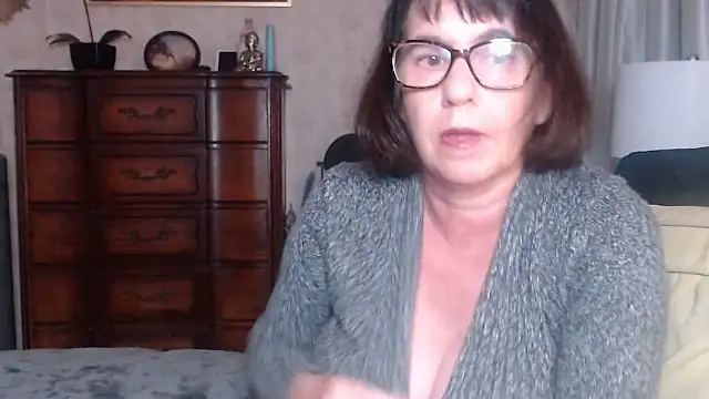 Snapshot of BigbustedBrenda chatting on December 5, 5:31 pm BigbustedBrenda online show from December 5, 5:31 pm