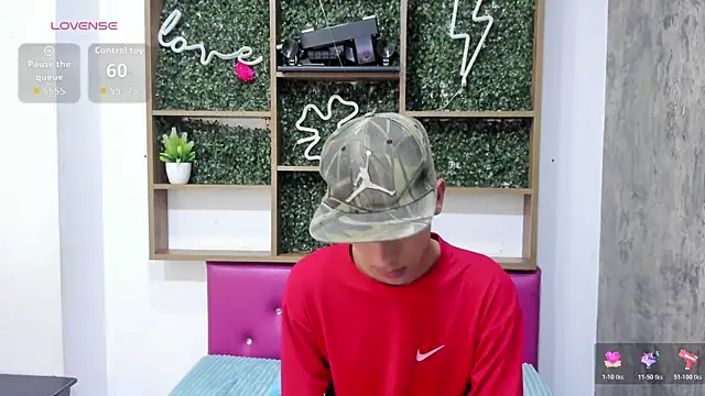 Snapshot of Max_Steell chatting on October 29, 12:35 am Max Steell online show from October 29, 12:35 am