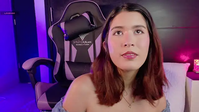 Snapshot of emilyy1_ chatting on November 26, 3:13 pm emilyy1 online show from November 26, 3:13 pm