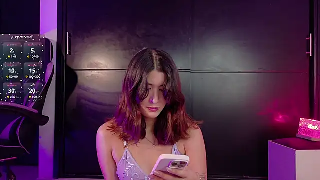 Snapshot of emilyy1_ chatting on December 4, 1:48 am emilyy1 online show from December 4, 1:48 am