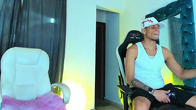 Snapshot of Yourtemptation555 chatting on October 31, 11:50 pm Yourtemptation555 online show from October 31, 11:50 pm