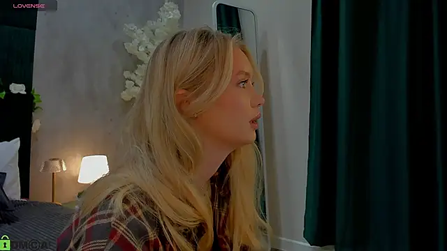 Melanie Ryer online show from November 22, 1:04 am