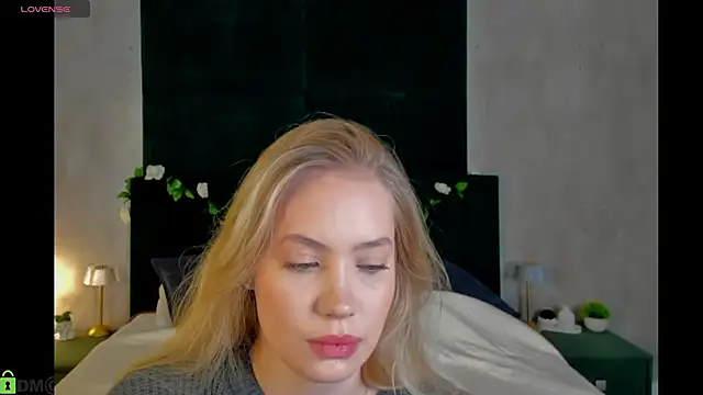 Melanie Ryer online show from December 3, 1:02 am