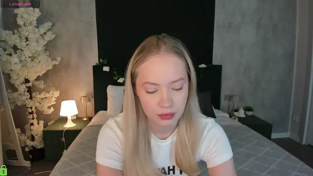 Melanie Ryer online show from December 15, 12:37 am