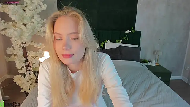 Melanie Ryer online show from December 17, 10:38 pm