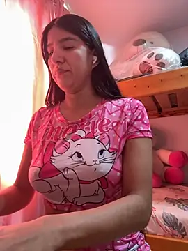 Snapshot of scarlethsb33 chatting on November 14, 1:43 pm scarlethsb33 online show from November 14, 1:43 pm