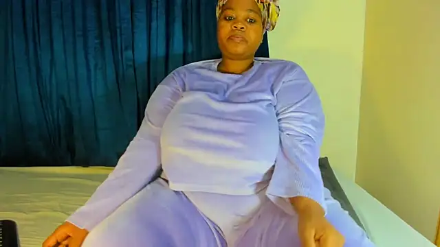 Snapshot of ThickLeeyanaXX chatting on June 14, 3:19 am ThickLeeyanaXX online show from June 14, 3:19 am