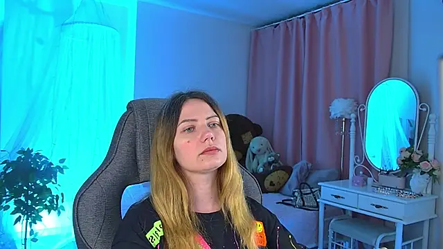 Snapshot of AleksaLaurent chatting on November 21, 6:01 am AleksaLaurent online show from November 21, 6:01 am