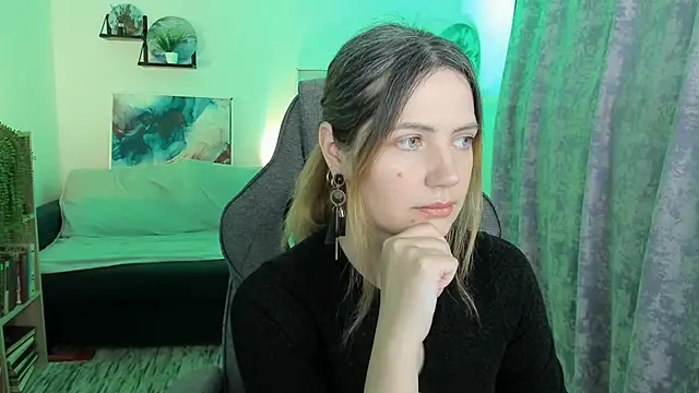 Snapshot of AleksaLaurent chatting on December 18, 9:26 am AleksaLaurent online show from December 18, 9:26 am