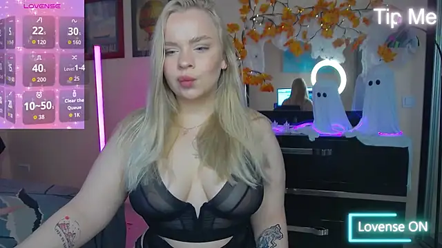 Snapshot of LisaCandy1 chatting on October 31, 8:04 am LisaCandy1 online show from October 31, 8:04 am