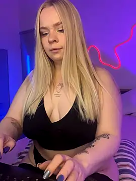 LisaCandy1 online show from December 3, 4:38 pm