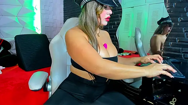 ChanellBrad online show from December 18, 1:50 pm