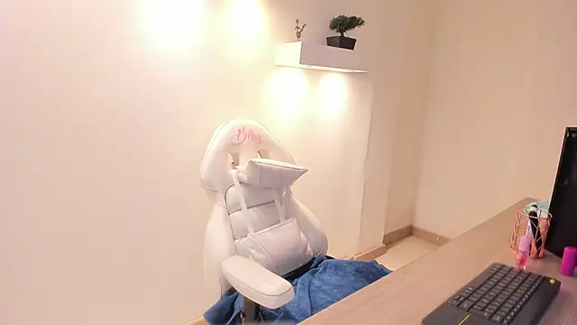 Julietta01 online show from December 14, 3:28 pm