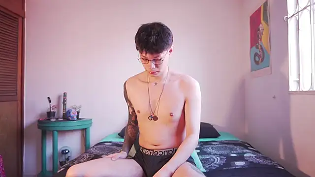 estmonnn online show from April 27, 1:09 pm