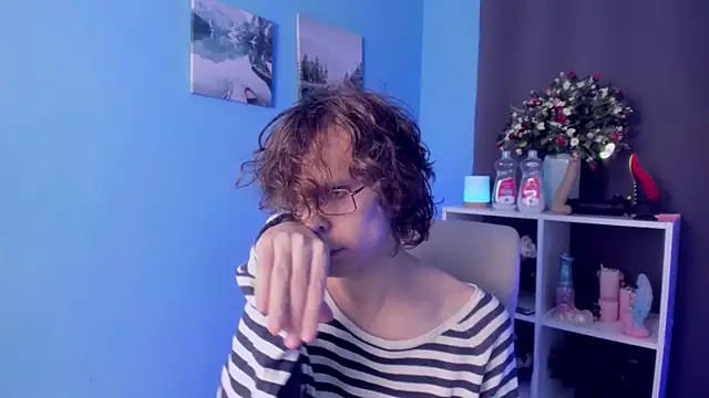 Snapshot of LeoBensyten chatting on November 1, 8:55 pm LeoBensyten online show from November 1, 8:55 pm