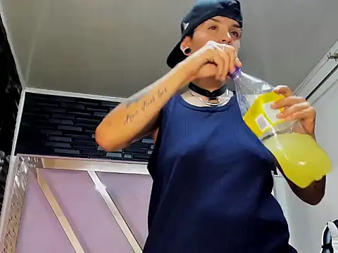 Snapshot of SubGirlRs chatting on October 30, 5:20 am SubGirlRs online show from October 30, 5:20 am