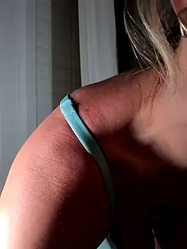 Snapshot of Elle_Milfa chatting on May 19, 10:16 pm Elle Milfa online show from May 19, 10:16 pm
