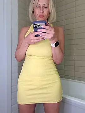 Snapshot of Elle_Milfa chatting on June 3, 8:25 pm Elle Milfa online show from June 3, 8:25 pm